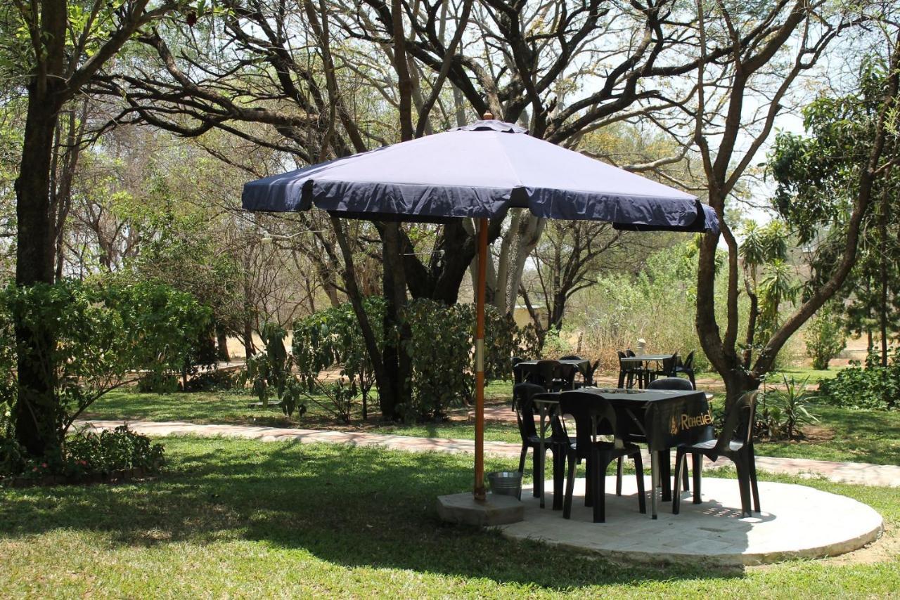 Divundu Guest House Bagian luar foto