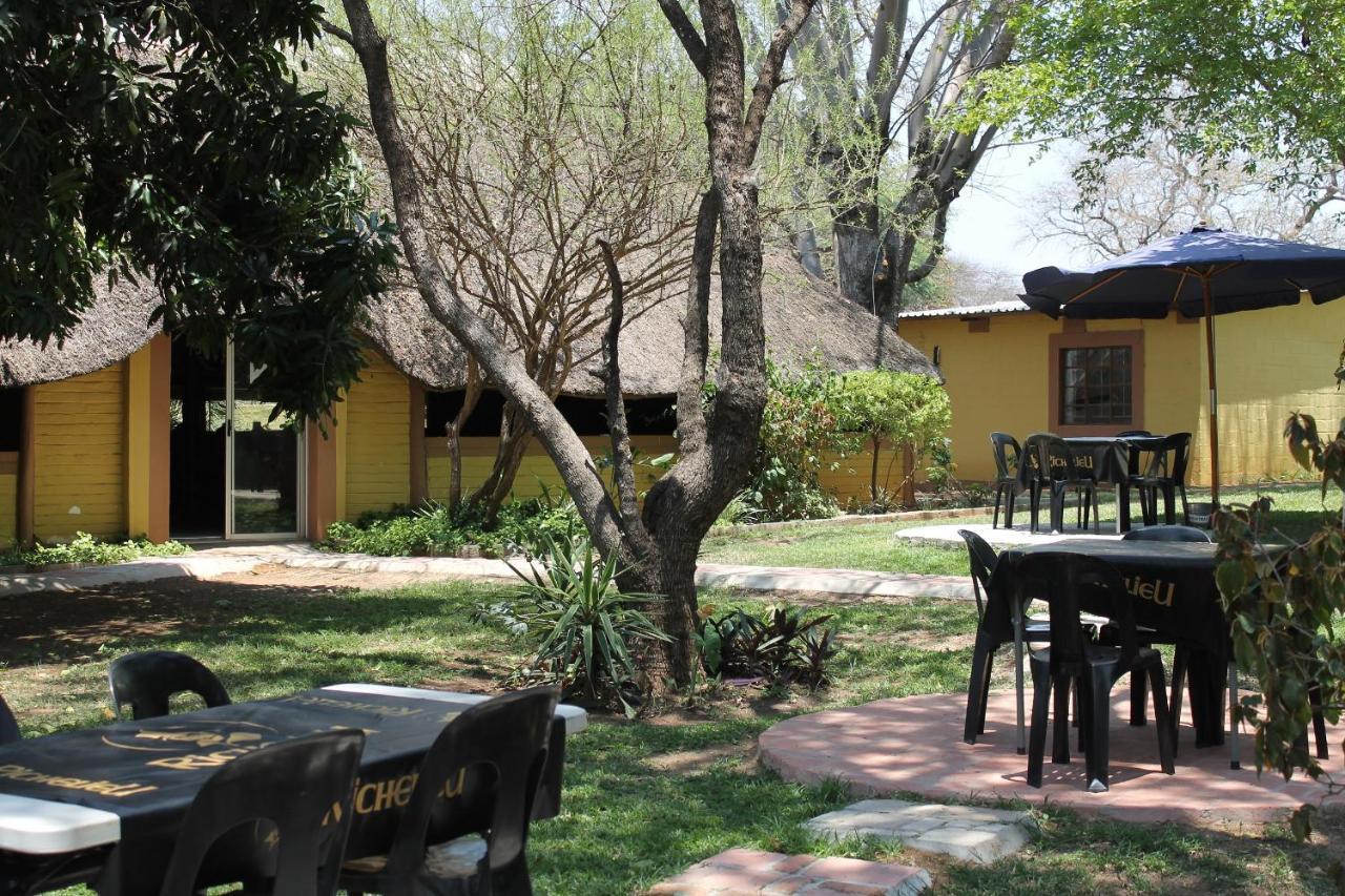 Divundu Guest House Bagian luar foto